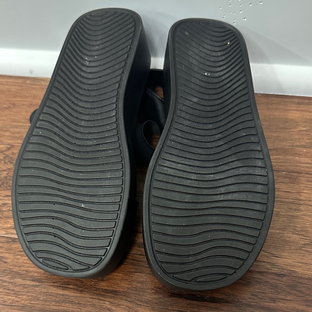 Steve Madden Black Strap Sandals - Picture 4 of 4